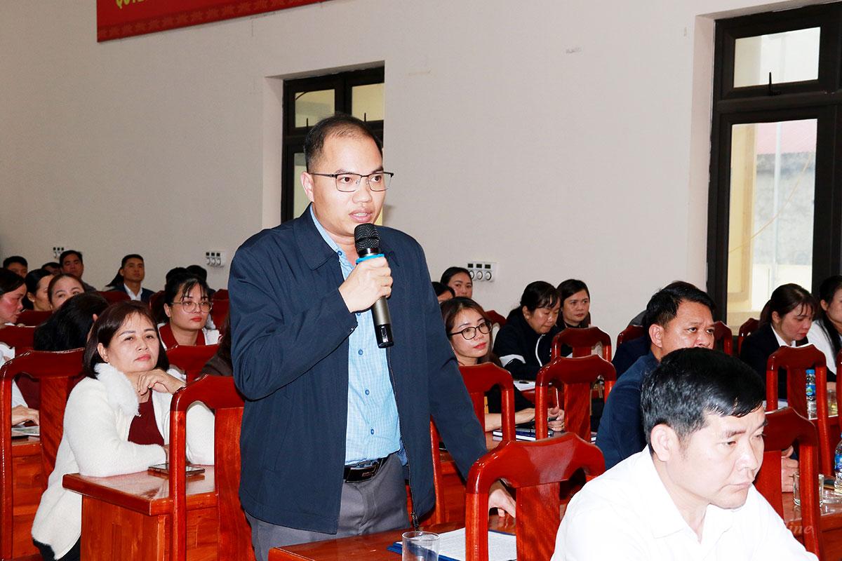 Cử tri xã Tân An phát biểu ý kiến kiến nghị với các ứng cử viên.