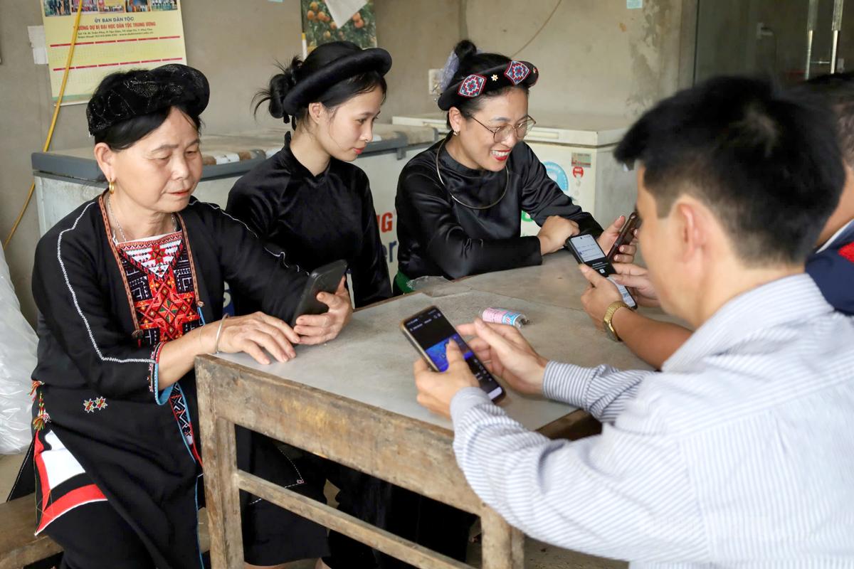 Nhân dân các dân tộc thôn Cầu Cao 1, xã Bạch Xa theo dõi thông tin tuyên truyền về bầu cử trên fanpage Tuyên Quang TTV.