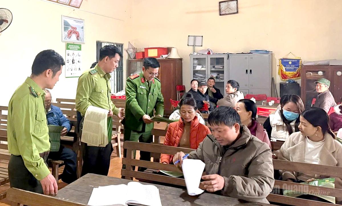 Lực lượng kiểm lâm tỉnh phối hợp chính quyền xã Hồng Thái tuyên truyền cho người dân về chính sách bảo vệ, phát triển rừng.
