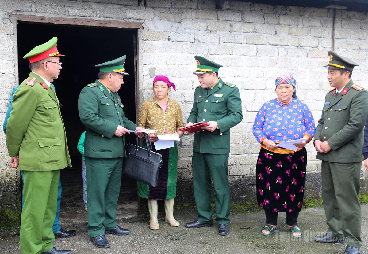 Bộ đội Biên phòng và Công an xã Tùng Vài đẩy mạnh công tác nắm tình hình địa bàn và tuyên truyền bầu cử đến với Nhân dân trên địa bàn.