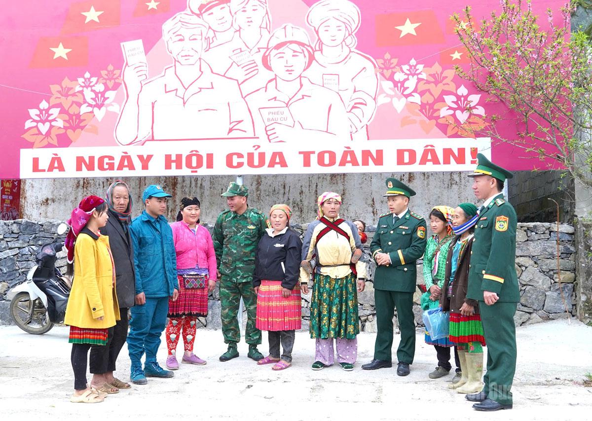 Cán bộ, chiến sĩ Đồn Biên phòng cửa khẩu Săm Pun, xã Sơn Vĩ tuyên truyền bầu cử cho cư dân biên giới.