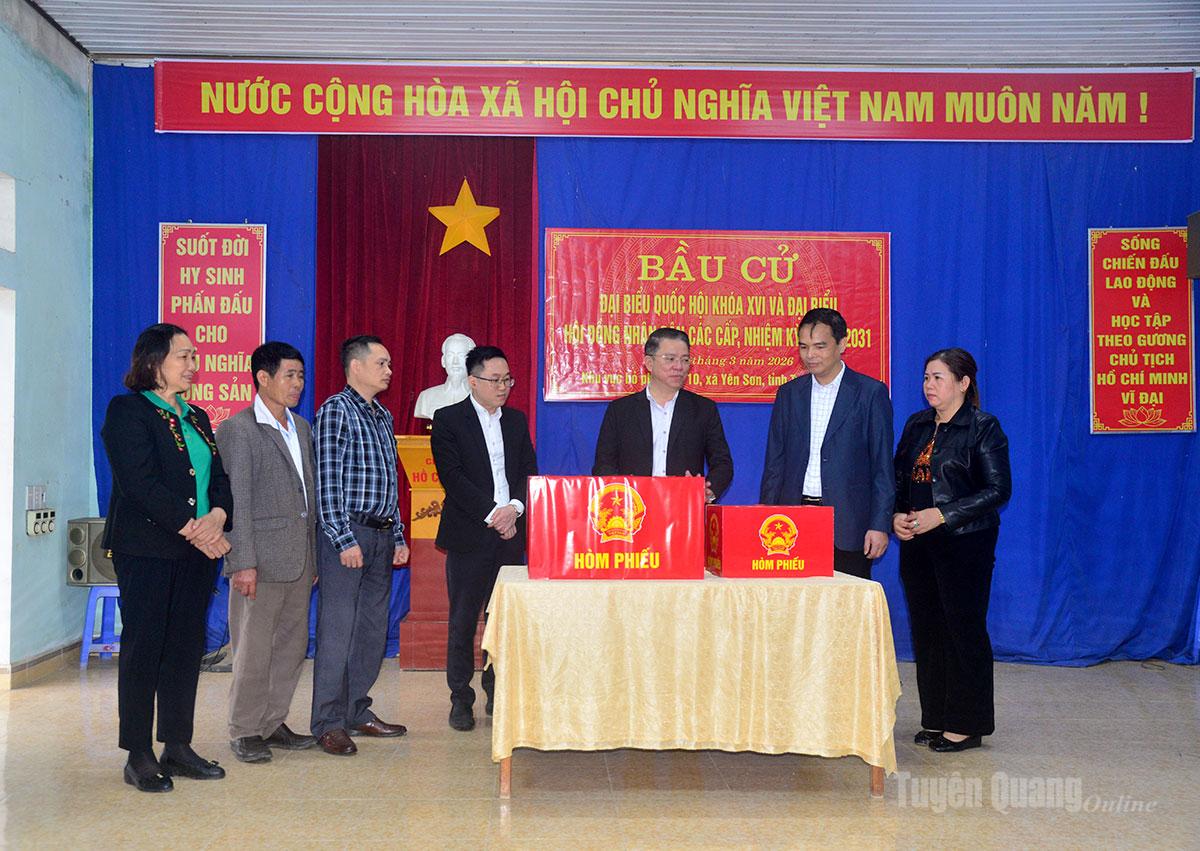 Đồng chí Trần Mạnh Lợi, Ủy viên Ban Thường vụ Tỉnh ủy, Trưởng ban Tuyên giáo và Dân vận Tỉnh ủy, Ủy viên Ban Chỉ đạo Bầu cử tỉnh, Trưởng ban Bầu cử đại biểu HĐND tỉnh đơn vị số 3 kiểm tra công tác bầu cử tại điểm bầu cử thôn Minh Phong, xã Yên Sơn.