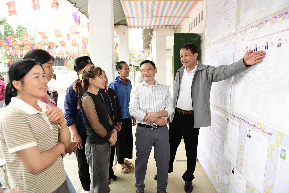 Cử tri xã Xuân Vân nghiên cứu tiểu sử, chương trình hành động của các ứng cử viên đại biểu Quốc hội khóa XVI, HĐND tỉnh, HĐND xã.