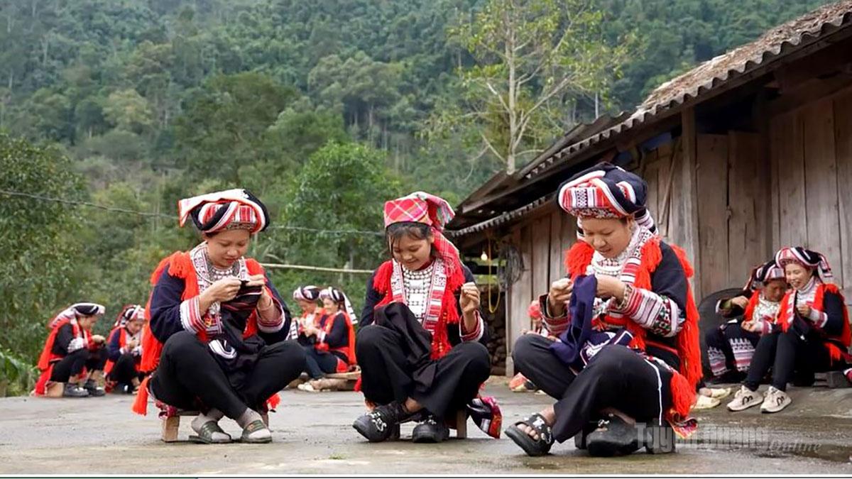 Phụ nữ Dao đỏ xã Tiên Nguyên gìn giữ nghề thêu thổ cẩm truyền thống.