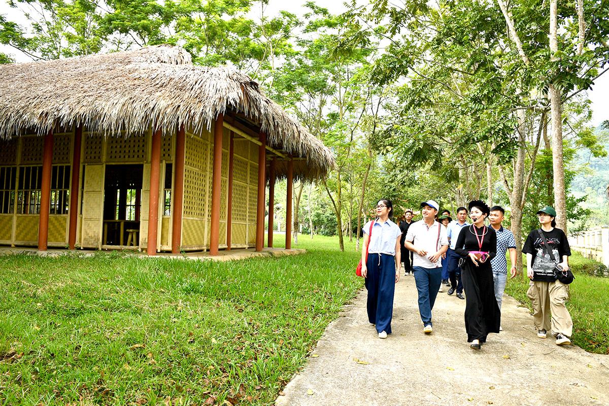 Khu di tích Chủ tịch phủ -
Thủ tướng phủ ở thôn Lập Binh,
xã Minh Thanh thu hút đông đảo
du khách đến tham quan,
tìm hiểu lịch sử cách mạng.