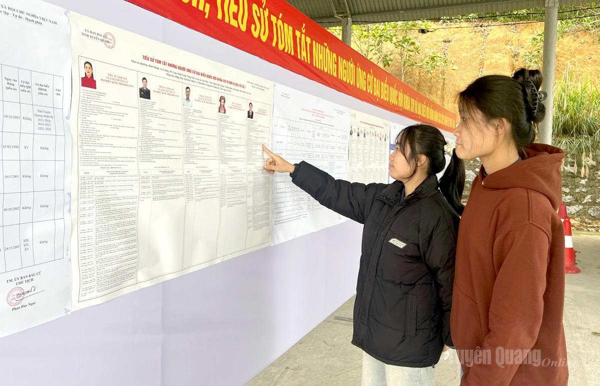 Cử tri Hoàng Thị Khuyên và Hoàng Thị Tiếp, thôn Cây Gạo, xã Hồng Sơn lần đầu tiên được tham gia bỏ phiếu bầu cử đại biểu Quốc hội và HĐND các cấp nghiên cứu tiểu sử của các ứng cử viên.