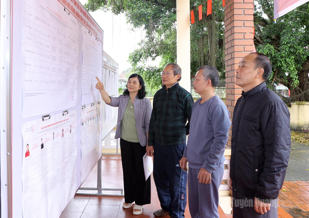 Đội ngũ tuyên truyền viên thôn An Kỳ, xã Sơn Dương tuyên truyền về cuộc bầu cử cho cử tri.