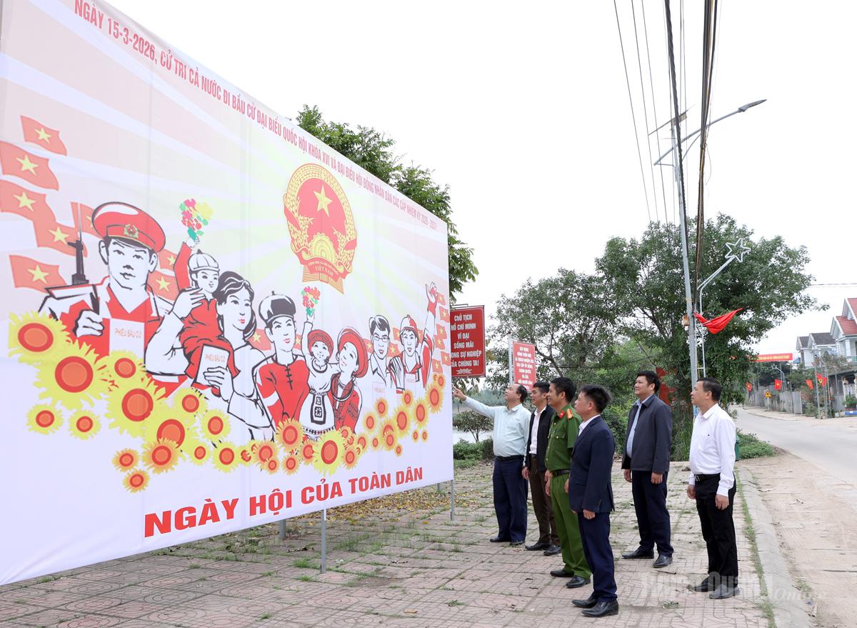 Xã Phú Lương tuyên truyền bằng pano về cuộc bầu cử để tạo không khí phấn khởi hướng về ngày hội non sông.