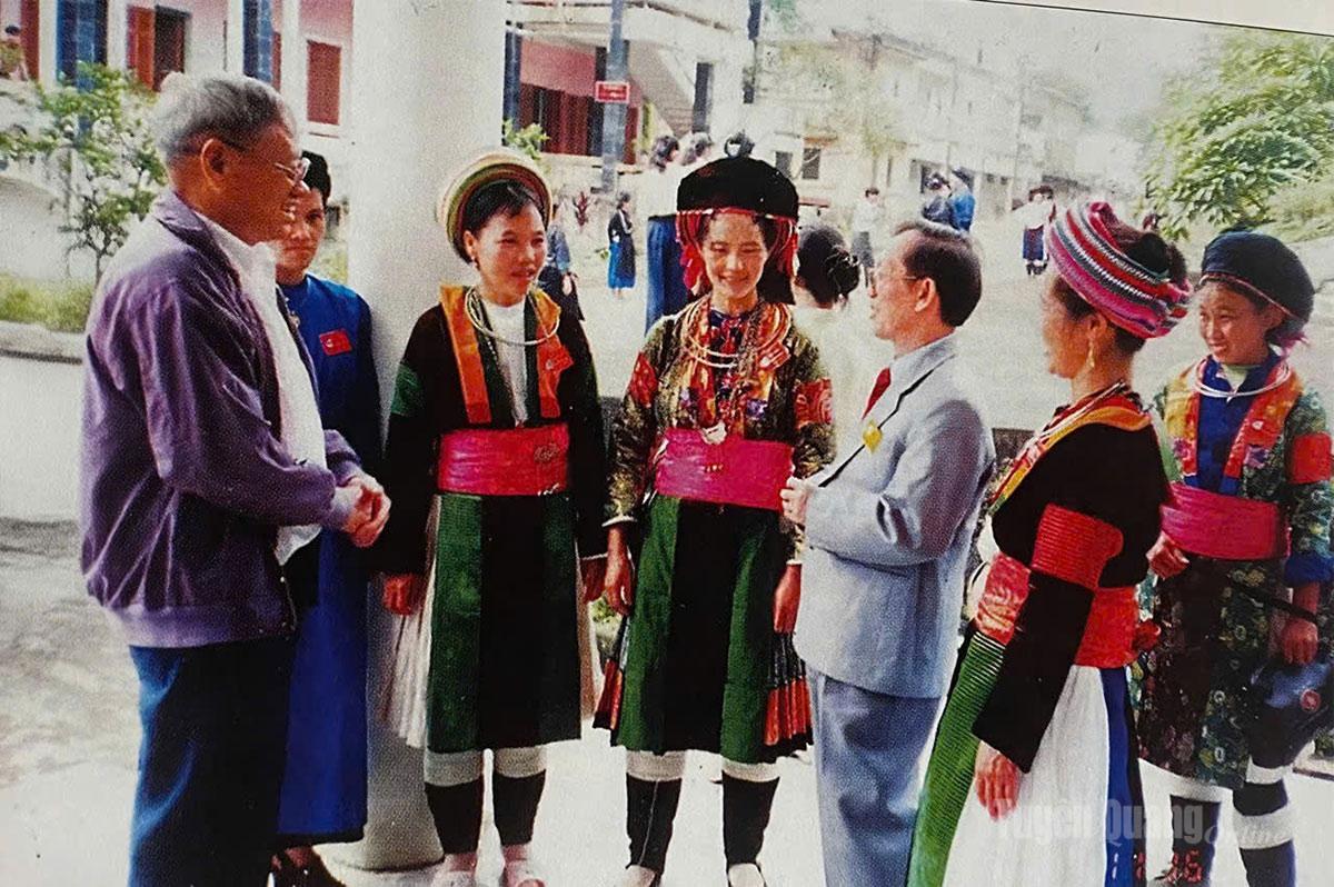 Đoàn ĐBQH khóa XI tỉnh tiếp xúc cử tri tại cơ sở.              Ảnh: Tư liệu