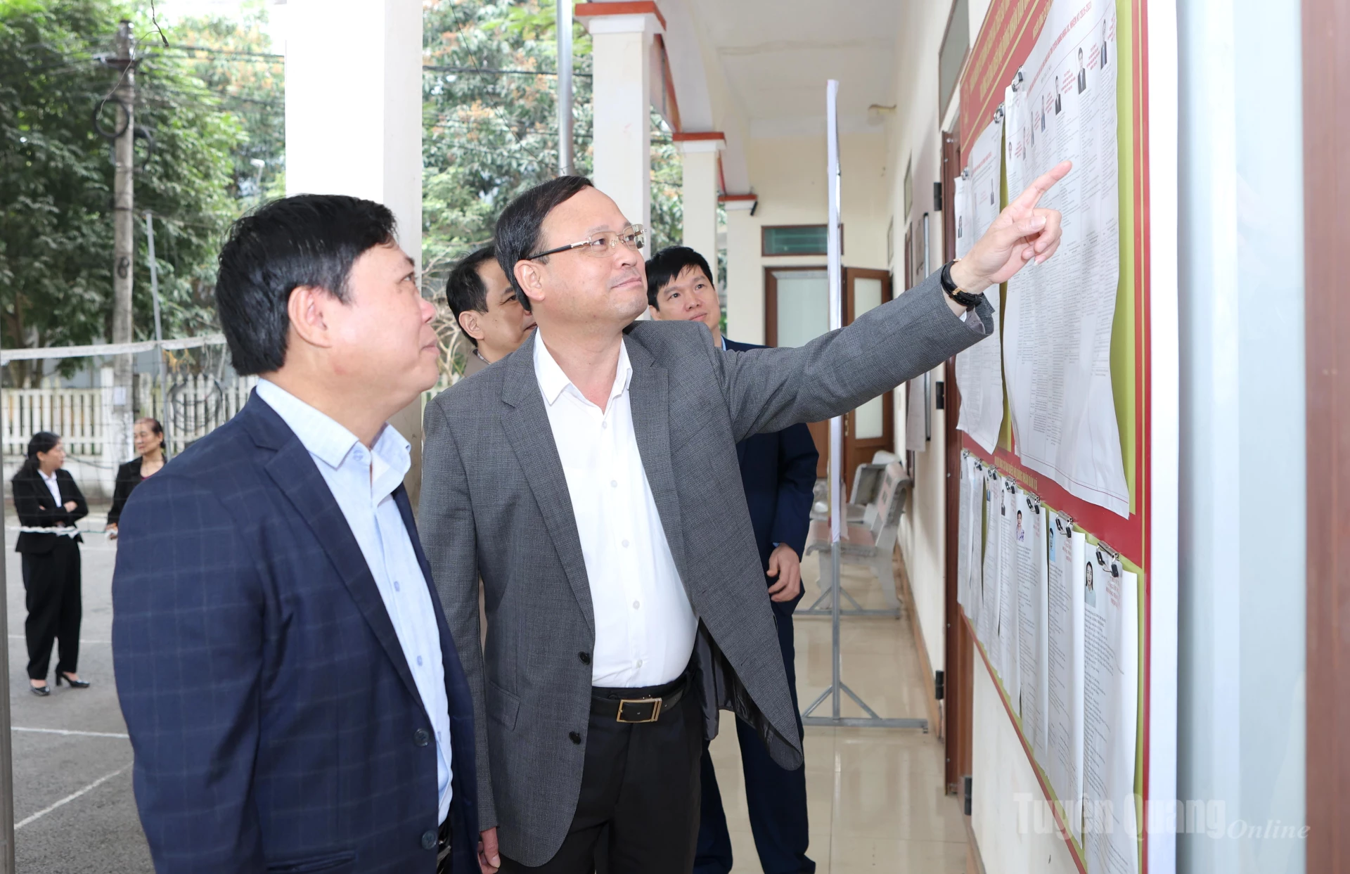 Đồng chí Nguyễn Mạnh Tuấn, Ủy viên Ban Thường vụ Tỉnh ủy, Phó Chủ tịch Thường trực UBND tỉnh, Phó Chủ tịch Ủy ban Bầu cử tỉnh, Trưởng Ban bầu cử HĐND tỉnh đơn vị số 4 kiểm tra công tác bầu cử tại khu vực bỏ phiếu thôn Cống Đôi, xã Hàm Yên.