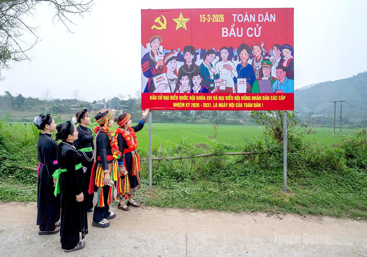 Cử tri thôn Liên Kết, xã Yên Lập hướng về ngày bầu cử.