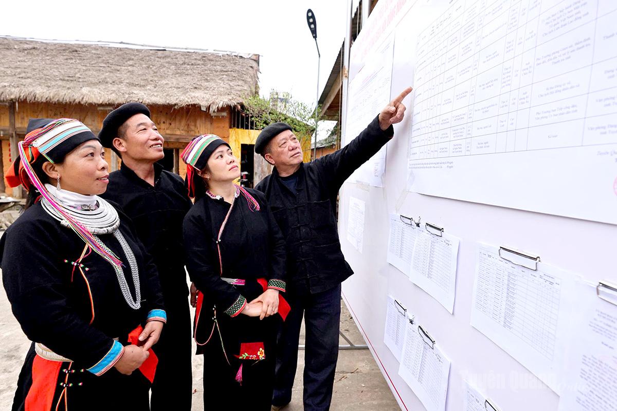 Cử tri xã Quản Bạ tìm hiểu danh sách đại biểu ứng cử.