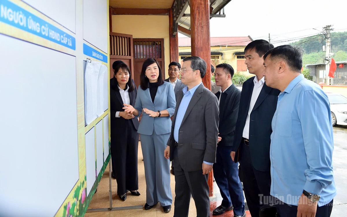 Đồng chí Nguyễn Văn Sơn, Phó Bí thư Tỉnh ủy, Chủ tịch HĐND tỉnh và các đồng chí Thường trực HĐND kiểm tra công tác chuẩn bị bầu cử tại xã Yên Sơn.