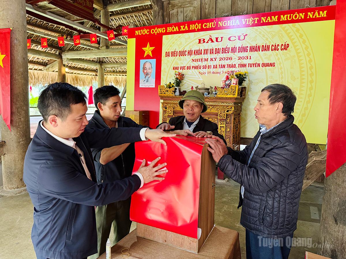Cán bộ, Nhân dân xã Tân Trào kiểm tra hòm phiếu trước ngày bầu cử.
