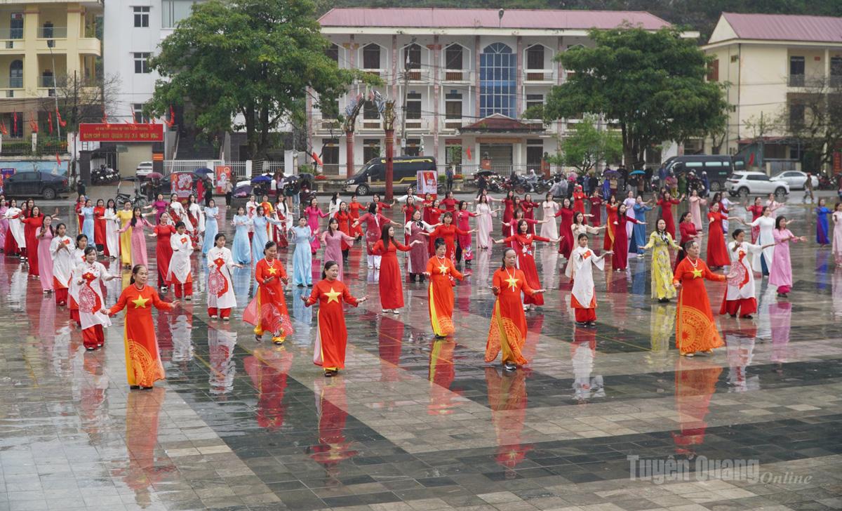 Đồng diễn dân vũ tại xã Mèo Vạc lan tỏa tinh thần ngày hội non sông.