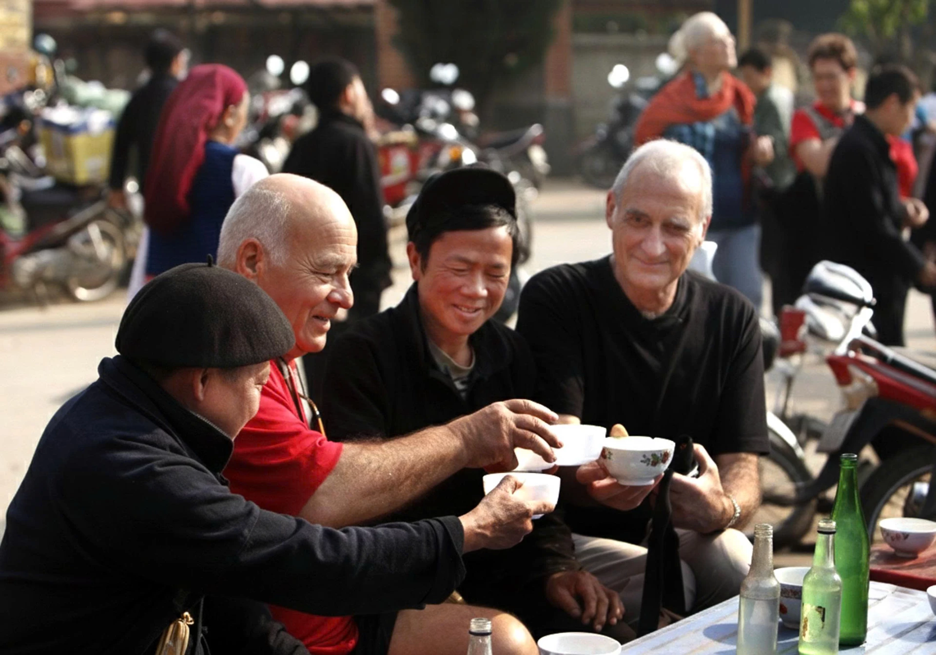 Foreign tourists enjoyed the local cuisine with the highland people.