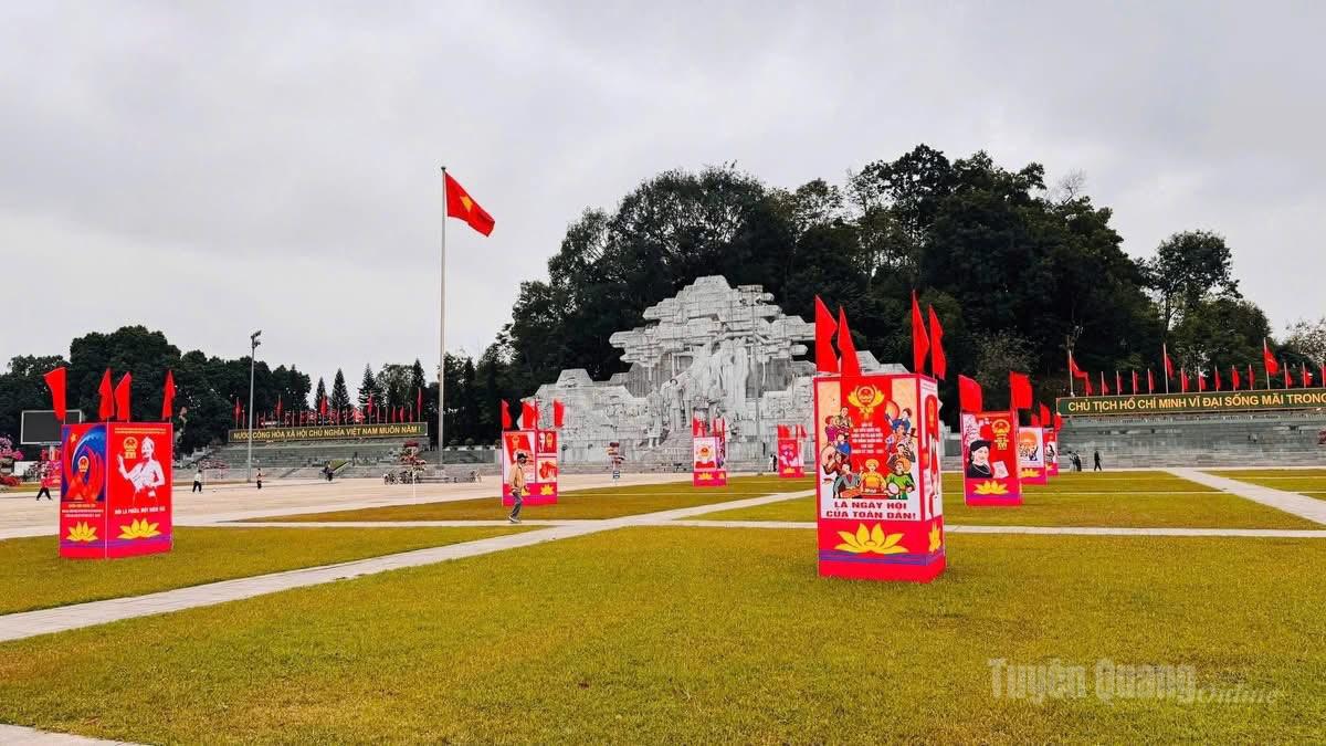 Tranh cổ động tuyên truyền trực quan về cuộc bầu cử tại Quảng trường Nguyễn Tất Thành, phường Minh Xuân.