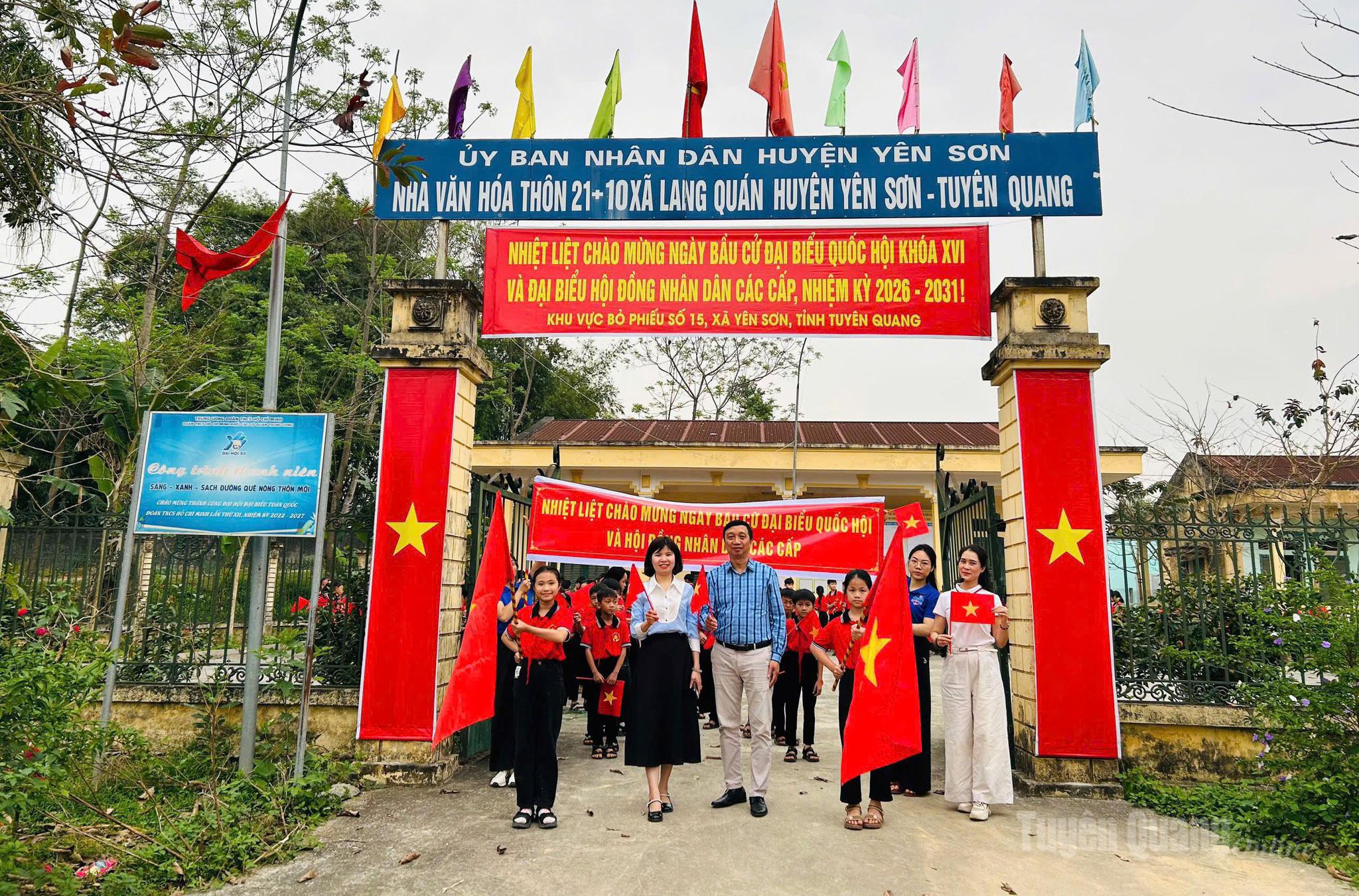 Các trường học trên địa bàn xã Yên Sơn tổ chức hoạt động diễu hành cổ động tuyên truyền bầu cử đại biểu Quốc hội khóa XVI và đại biểu HĐND các cấp.