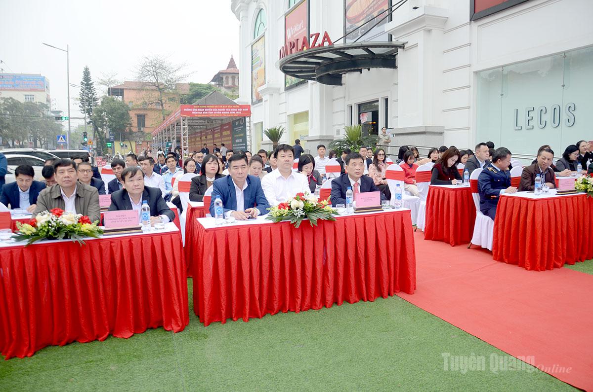 Các đại biểu tham dự lễ phát động Ngày Quyền của Người tiêu dùng Việt Nam (15-3).