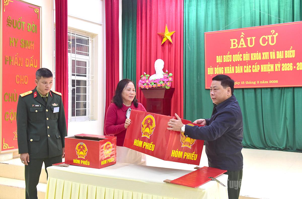 Công tác chuẩn bị bỏ phiếu được thực hiện nghiêm túc, chu đáo.