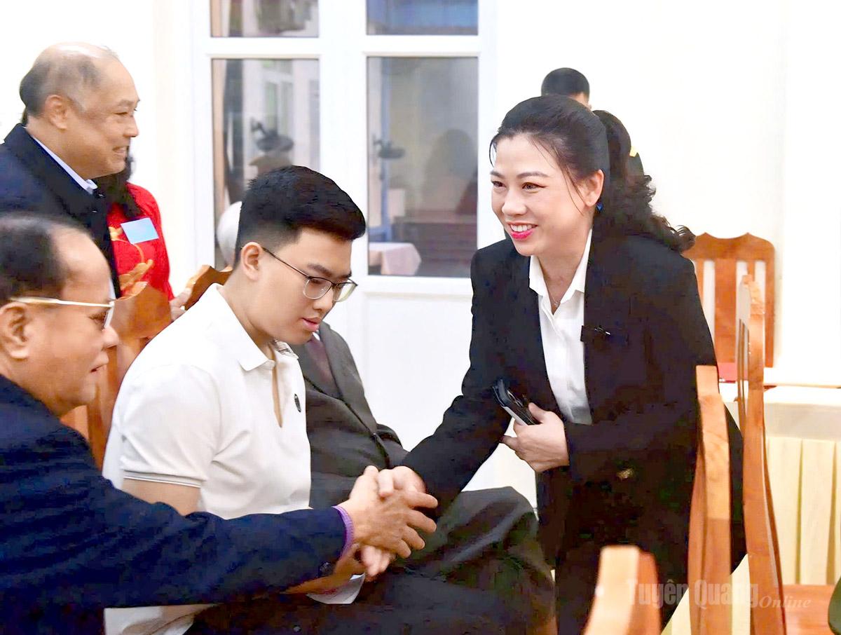 Đồng chí Dung nói chuyện với cử tri tại khu vực bỏ phiếu số 39, phường Minh Xuân.