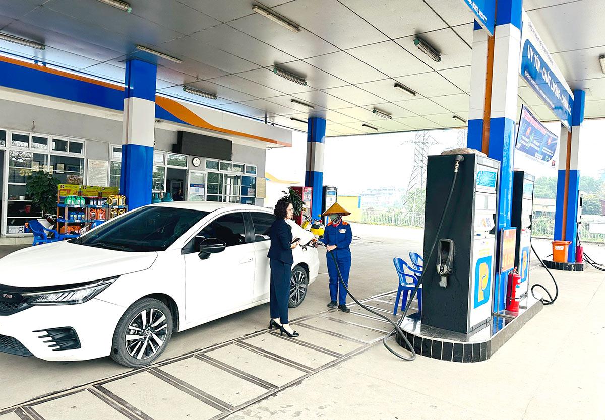 Các cửa hàng kinh doanh xăng dầu trên địa bàn tỉnh chủ động nắm bắt tình hình thị trường để chuẩn bị nguồn cung, không để bị gián đoạn.
