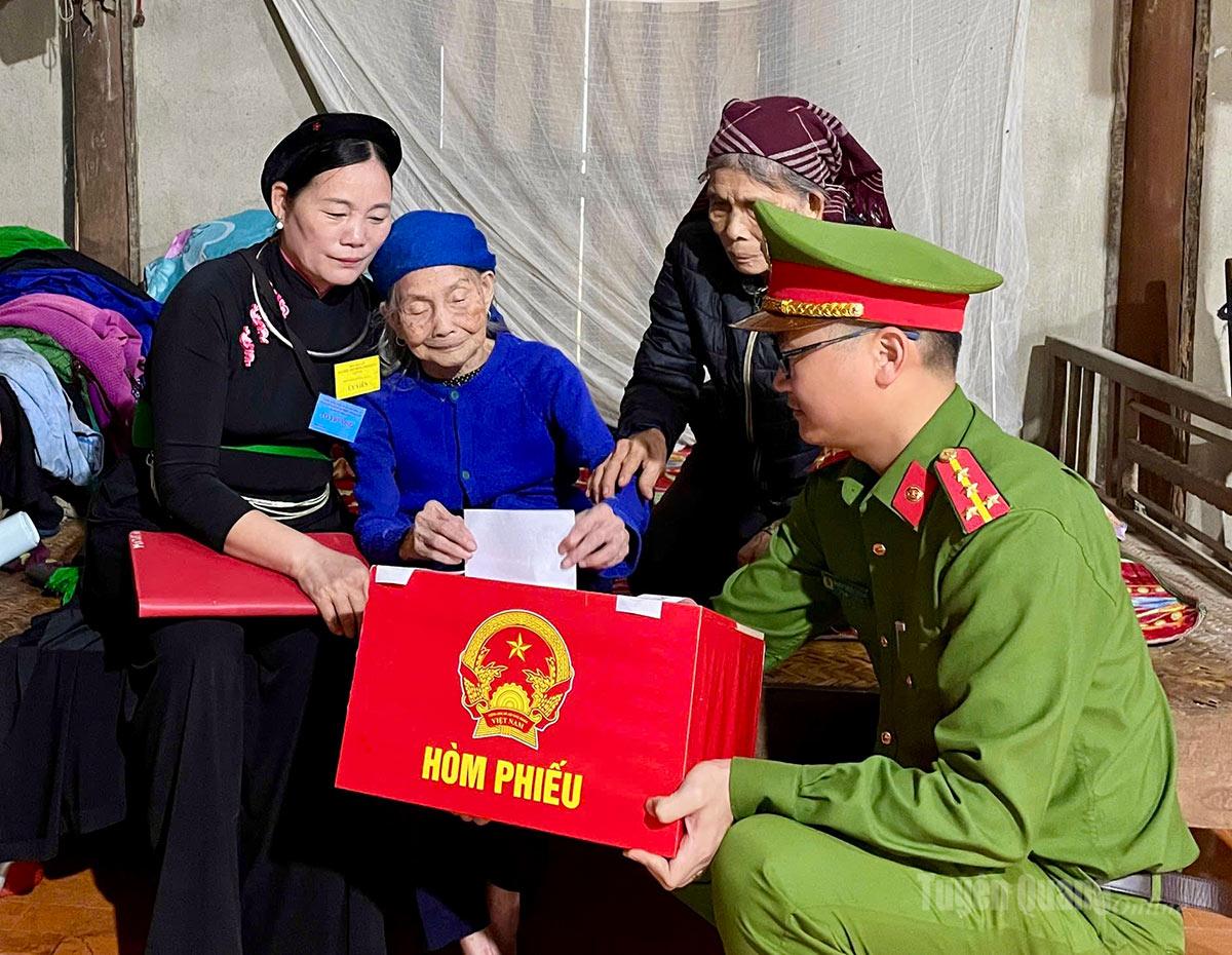 Cử tri cao tuổi x&atilde; Minh Quang bỏ phiếu bằng h&ograve;m phiếu di động.