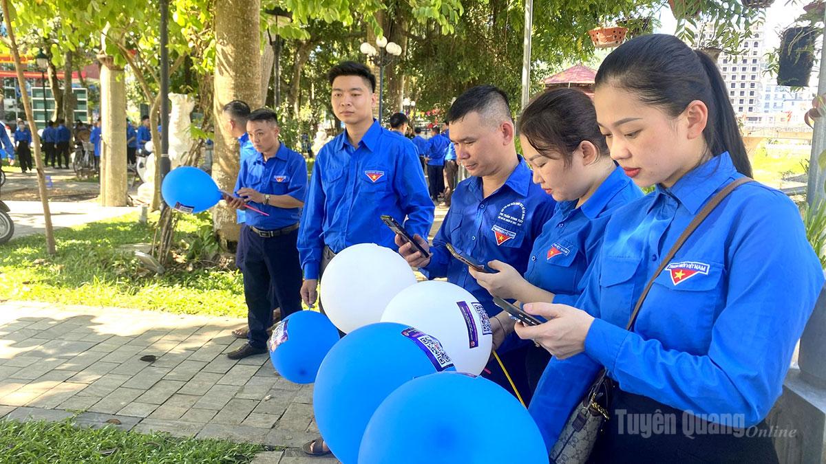 Đoàn viên quét mã QR để truy cập các nội dung tuyên truyền pháp luật trên nền tảng mạng xã hội của Tỉnh đoàn Tuyên Quang.