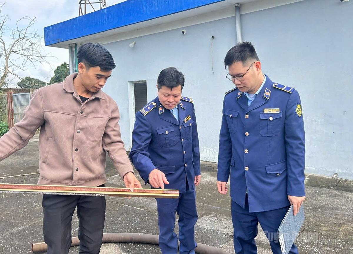 Đội Quản lý thị trường số 8 kiểm tra lượng xăng dầu tồn trong bể chứa tại cửa hàng bán lẻ xăng dầu Cường Phú III, xã Đồng Yên.