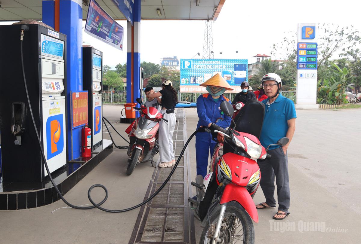 Hoạt động mua bán xăng dầu tại Cửa hàng xăng dầu số 01, phường Minh Xuân diễn ra ổn định.
