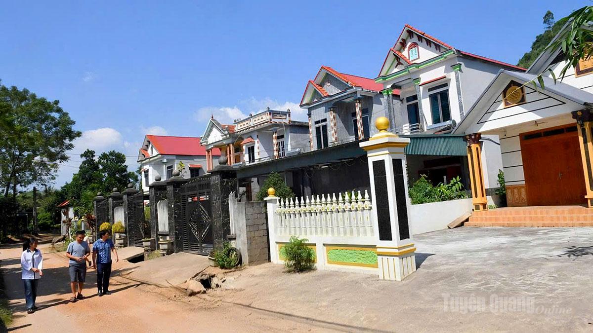  Người dân xã Bình Ca đi xuất khẩu lao động về xây nhà ở khang trang.