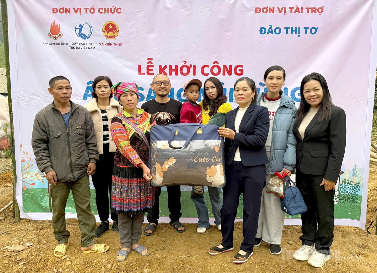 Ủy ban MTTQ xã Kiến Thiết tặng quà gia đình 2 bé mồ côi Thào Văn Đồng và Thào Thị Huyền, thôn Làng Un.