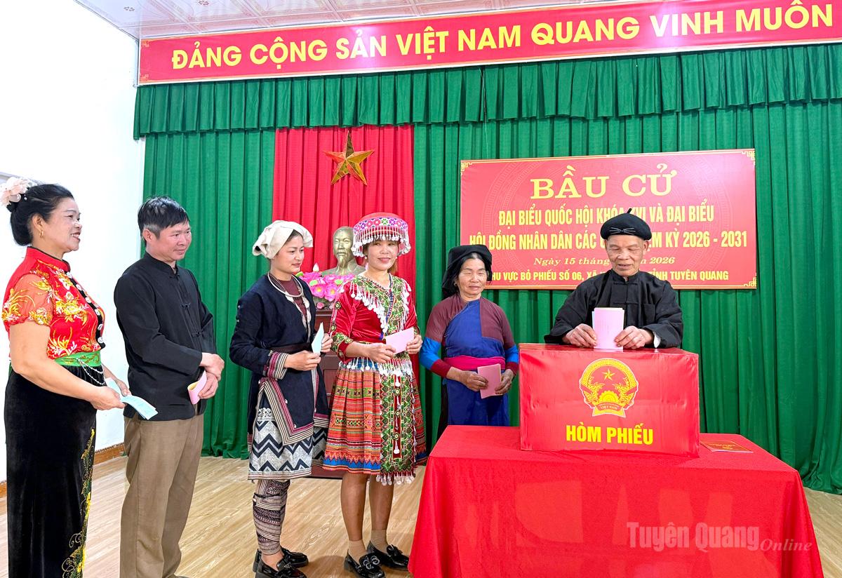 Cử tri thôn Pắc Nghiêng,
xã Kiến Thiết bỏ phiếu bầu cử.