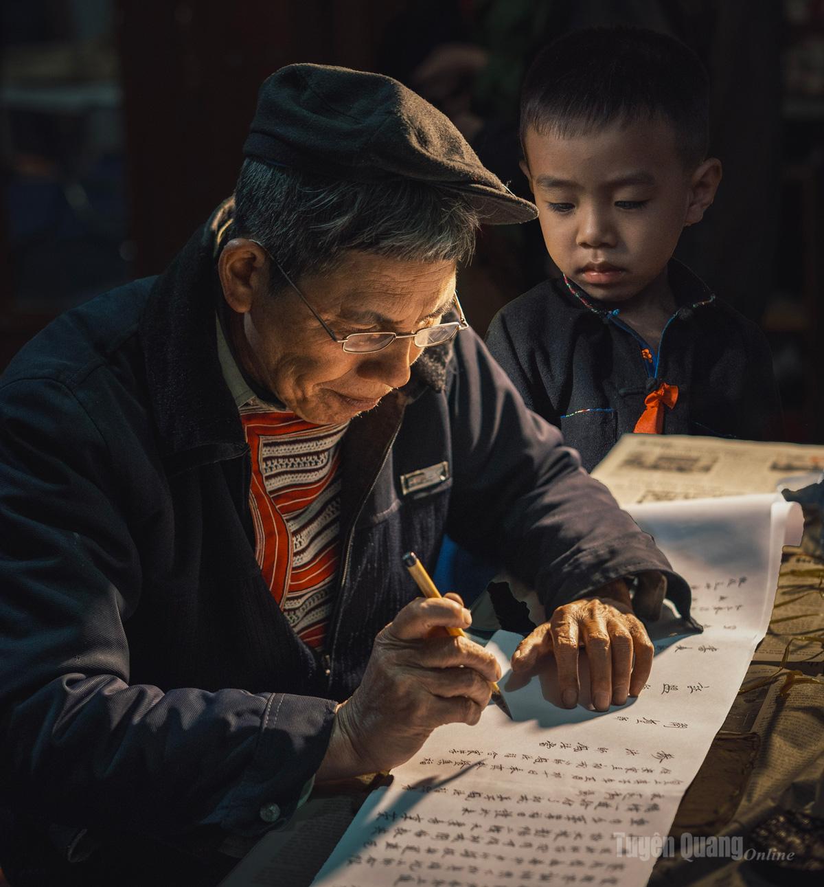 Thầy Triệu Quầy Rồng, xã Hồ Thầu dạy chữ cho học trò. Ảnh: Lê Hằng