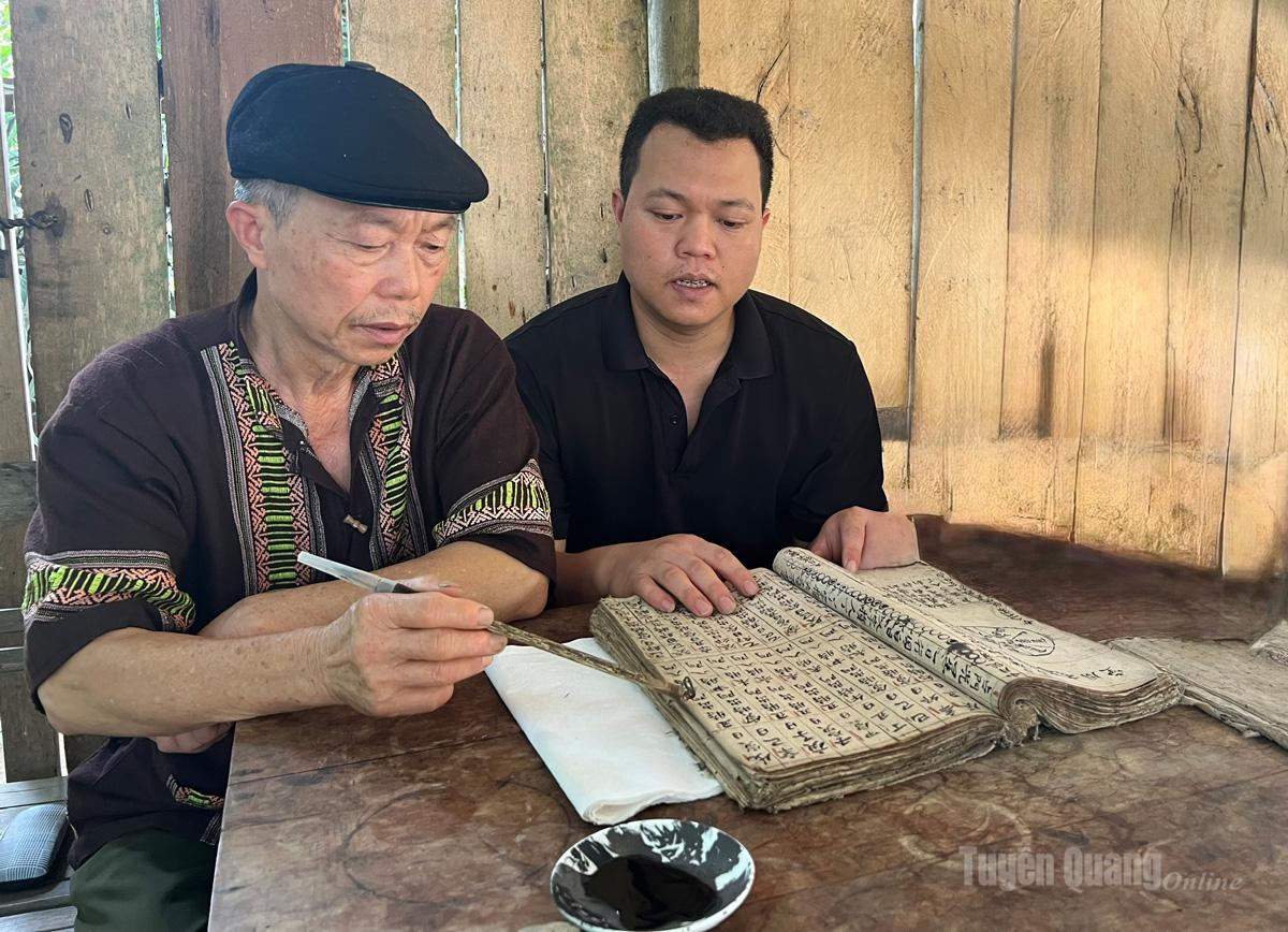 Thầy Đặng Văn Xuân, thôn Bản Pình, xã Hùng Lợi dạy chữ Nôm Dao cho học trò.