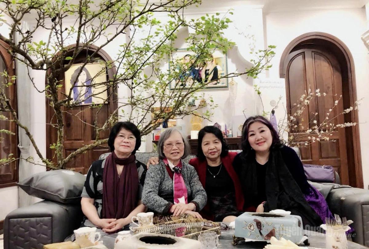 Các nhà thơ nữ (từ trái qua): Đoàn Thị Lam Luyến, Đoàn Thị Tảo, Đoàn Thị Ký, Đoàn Ngọc Thu.