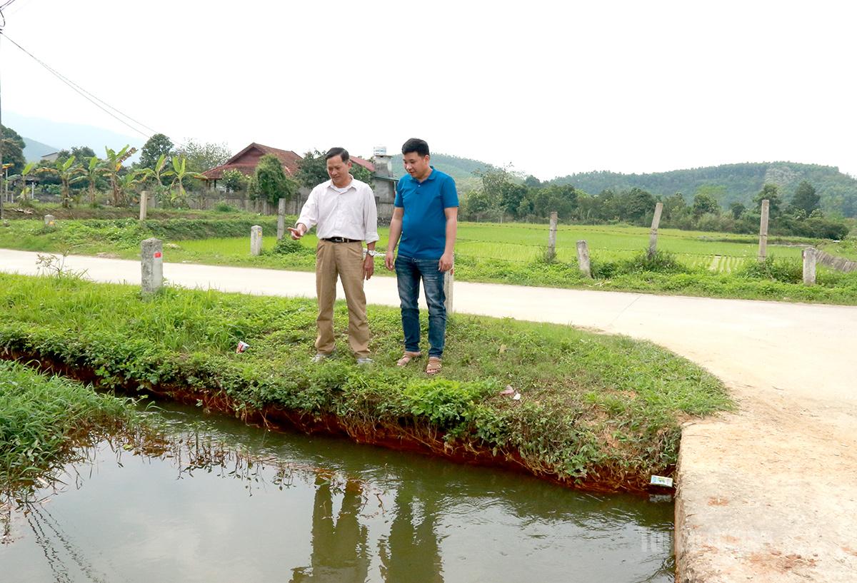 Cán bộ Đội quản lý khai thác công trình thủy lợi khu vực 1 kiểm tra hệ thống cống, kênh dẫn nước về chân ruộng.