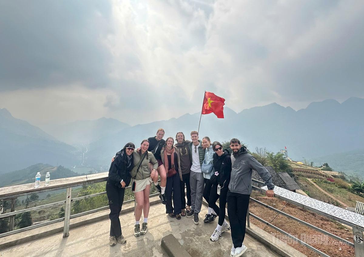 Du khách khám phá Cao nguyên đá Đồng Văn.