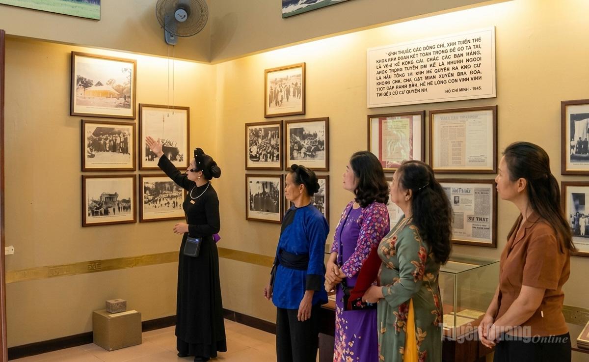 Du khách tìm hiểu lịch sử tại Khu Di tích quốc gia đặc biệt Tân Trào.