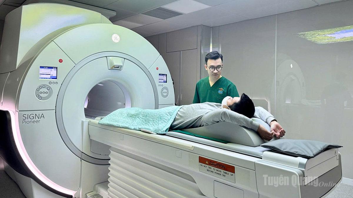 Kỹ thuật viên Khoa chẩn đoán hình ảnh, Bệnh viện Đa khoa Phương Bắc thực hiện ca chụp cộng hưởng từ MRI 3.0 Tesla.