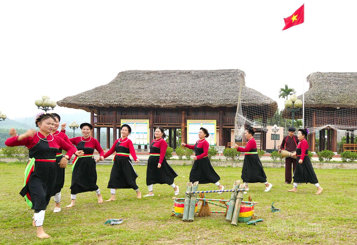 Phụ nữ Cao Lan Chuẩn bị đạo cụ cho lễ cầu mùa, lưu giữ và trao truyền những giá trị văn hóa truyền thống qua nhiều thế hệ.