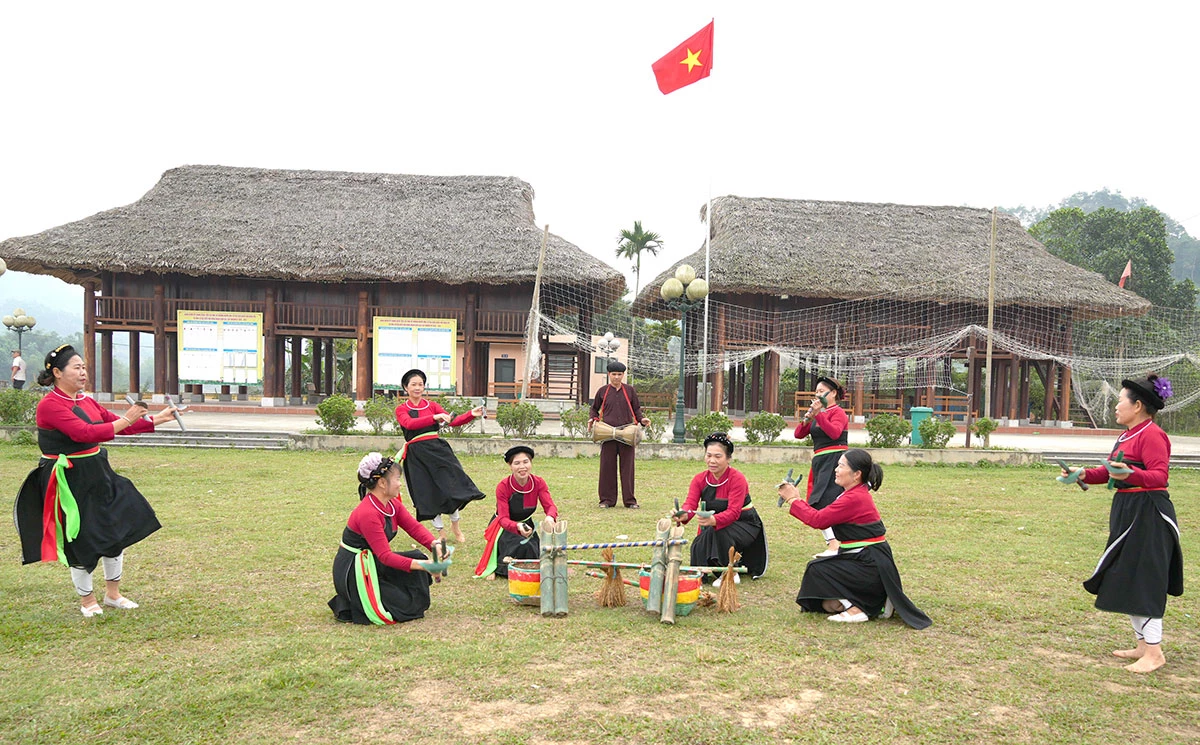 Điệu múa nghi lễ của phụ nữ Cao Lan trong lễ cầu mùa, thể hiện mong muốn về một năm no ấm, đầy đủ