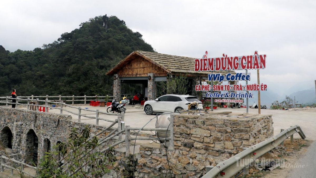 Điểm dừng chân trên dốc thôn Cốc Mạ, xã Lùng Tám của anh Ly Mí Sần được bố trí hài hòa với cảnh quan thiên nhiên.