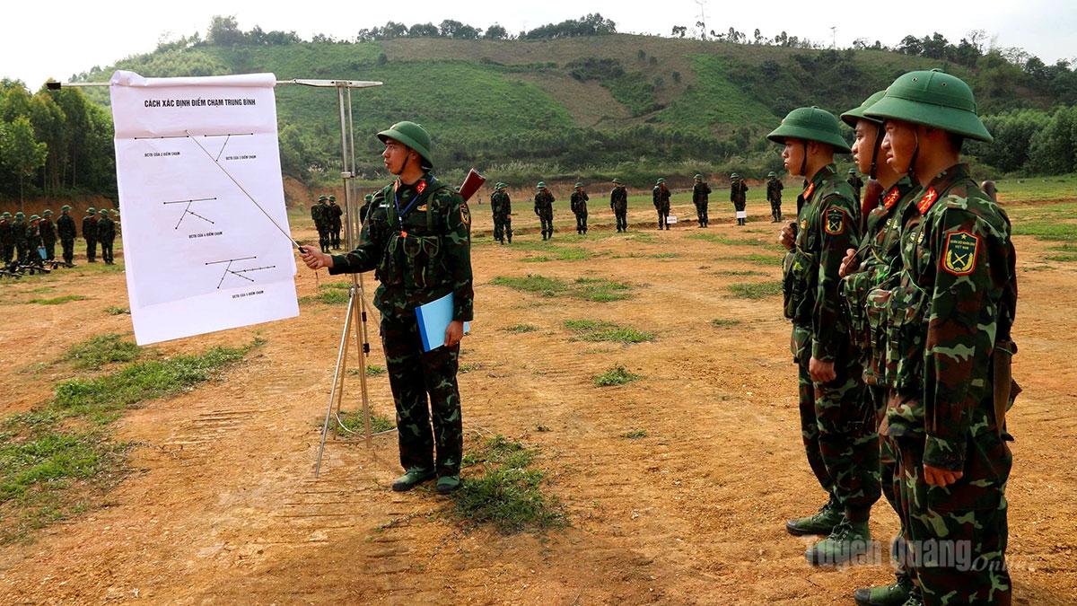 Chiến sỹ mới tại Trung đoàn 247 luyện tập trên thao trường.