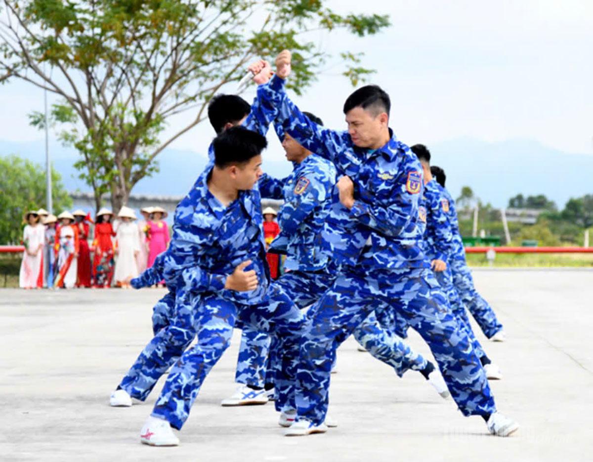 Cán bộ, chiến sỹ tham gia biểu diễn võ thuật. Ảnh: TTXVN

