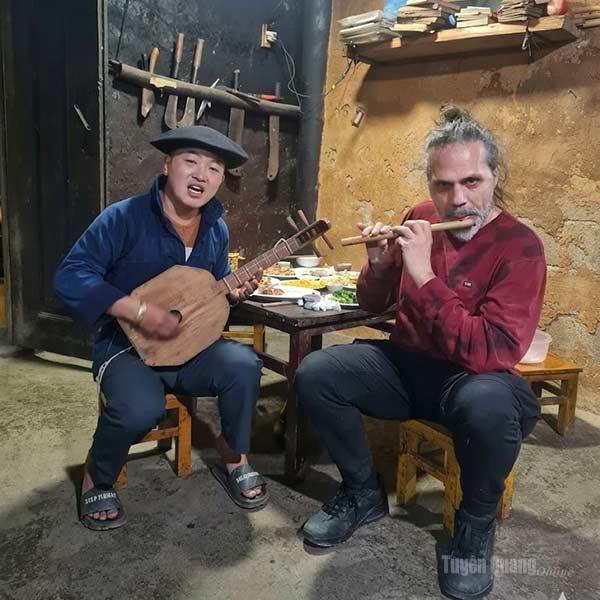 Những ngôi nhà cổ ở Lao Xa thu hút nhiều du khách quốc tế đến trải nghiệm.