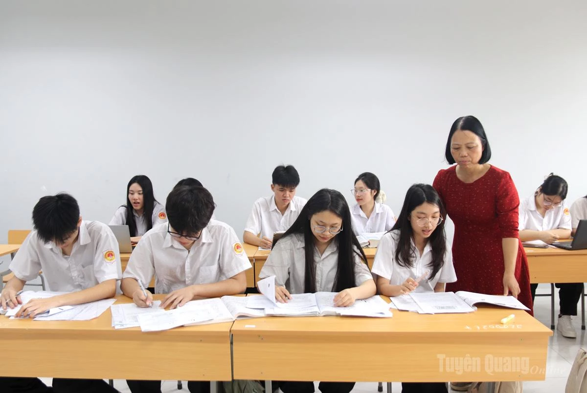 Cô Hà tận tụy bồi dưỡng đội tuyển học sinh giỏi, lặng lẽ ươm mầm những tài năng Sinh học.