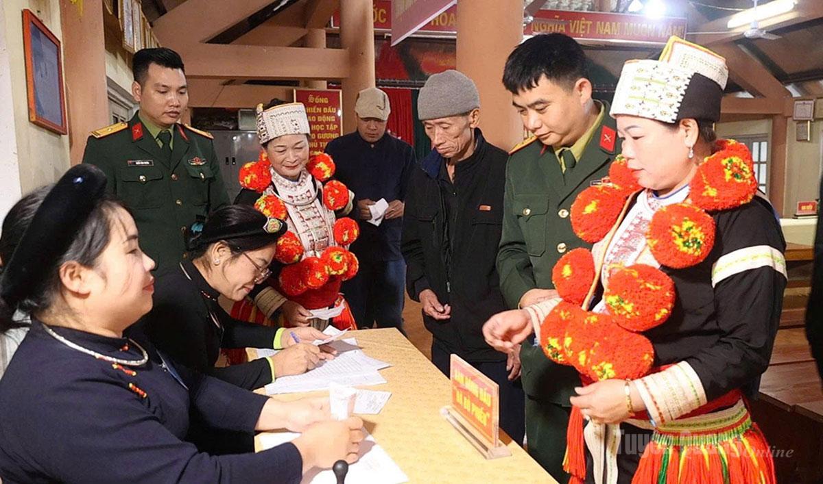  Cử tri xã Lâm Bình lựa chọn bầu đại biểu đại diện cho tiếng nói của chính mình.