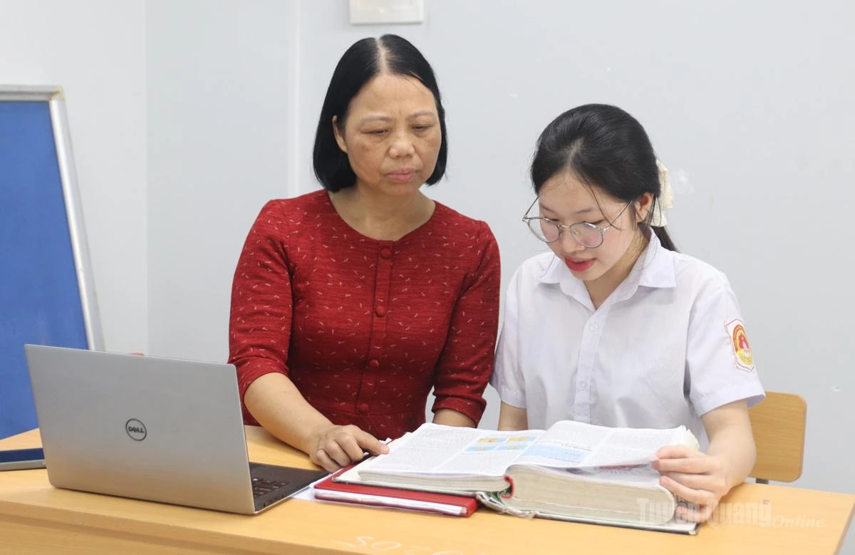 Dưới sự hướng dẫn tận tâm của cô Hà, Phạm Kiều Oanh tập trung ôn luyện, sẵn sàng bước vào Kỳ thi chọn Đội tuyển Olympic quốc tế năm 2026.