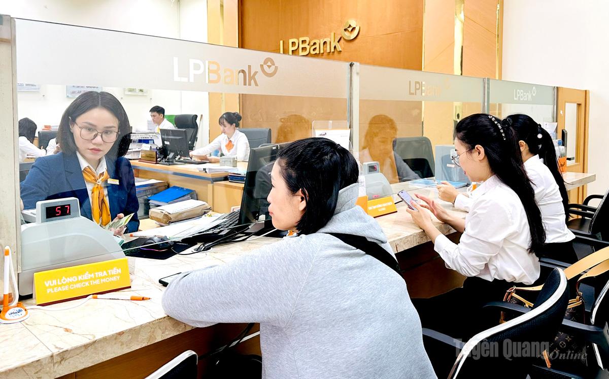  Ngân hàng LpBank điều hành linh hoạt lãi suất góp phần ổn định dòng vốn, hỗ trợ sản xuất, kinh doanh trên địa bàn.